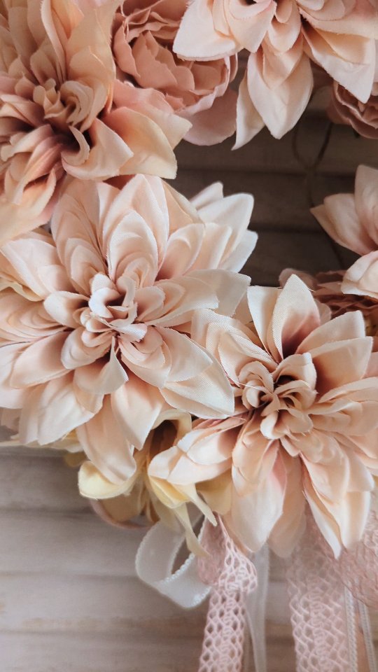 Mały wianek ma swój wyjątkowy urok, bo przy małej średnicy zmniejsza się przestrzeń pośrodku i dzięki temu wianek wydaje się pełniejszy 🌸

Jeśli chcesz zamówić podobny wianuszek - maluszek to zapraszam do kontaktu 🙂

#wianki #dekoracjedomu #wianeknadrzwi #dodatkidodomu #wystrojwnetrz #wreaths #prezentdlamamy #kränze #prezentdlaniej #shabbylovers #rozowedodatki #letniwianek #DekoracjaDoDomu #wystrojdomu #aranżacjadomu #kranzbinden