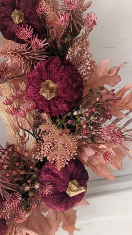 Welurowe dynie w kolorze głębokiego bordo i mnóstwo dodatków w ciepłych odcieniach różu.

#wianki #wianeknadrzwi #dekoracjedomu #dodatkidodomu #wystrojwnetrz #kränze #wreaths #pumpkindecor #dynieozdobne #dyniowelove #jesieniara🍁 #jesiennedekoracje #jesiennywianek #jesienneozdoby