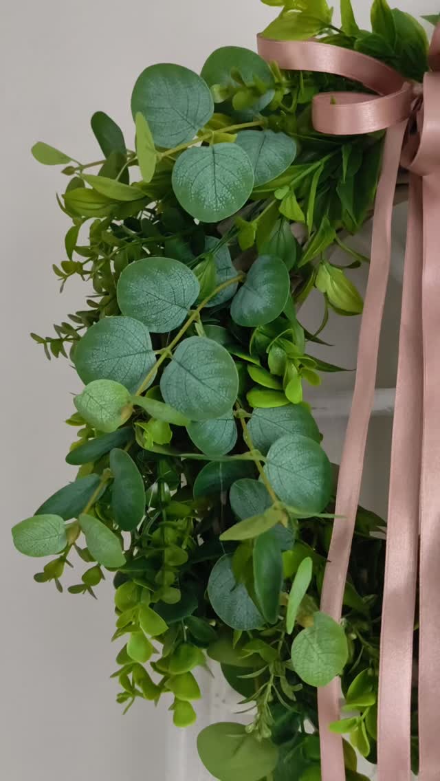 Detale 🌿
Tylko zieleń i aż zieleń, na dodatek eukaliptus, który jest po prostu piękny w swojej prostocie 🌿

❇️ Dowolny kolor wstążki - Ty decydujesz 
❇️ Średnica ok 35cm 
❇️ Cena 199zł
❇️ Wysyłka do paczkomatu 15zł lub kurierem 19zł 

#wianki #wianeknadrzwi #dekoracjedomu #wiosennedodatki #wiosennywianek