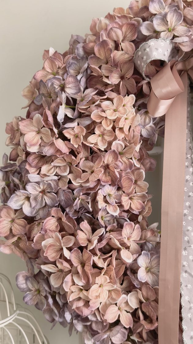 Detale...🤍
Przyjrzyj się bliżej. Każdy płatek hortensji ma swoją unikalną barwę – od pudrowego różu, przez beże, po delikatną szarość. Do tego pięknie pasujące wstążki. To nie tylko wianek, to małe dzieło sztuki.

​#detale #hortensja #wianki #wianeknadrzwi #dekoracjedomu