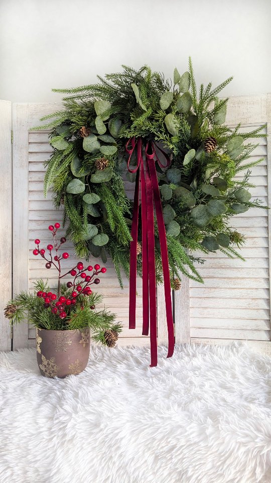 Wianek świąteczny wykonany na zamówienie specjalne - piękno często tkwi w prostocie: mniej znaczy więcej.
Dlatego tutaj mamy tylko dwa rodzaje gałązek iglastych, do tego eukaliptus i bordowa aksamitna wstążka.
Tylko tyle i aż tyle, bo efekt końcowy robi wrażenie 💚
Kto jeszcze podziela takie zdanie?

Jeśli chcesz też taki wianek zapraszam 🙂 
▪️ Średnica ok. 45cm
▪️ Cena 259zł
▪️ Wysyłka kurierem 19zł 

Jeśli masz wątpliwości - tak, całość wykonana jest ze sztucznych roślin ale jakości premium, dzięki czemu wygląda bardzo naturalnie 💚 

#wiankiświąteczne #wianeknadrzwi #dekoracjeswiateczne