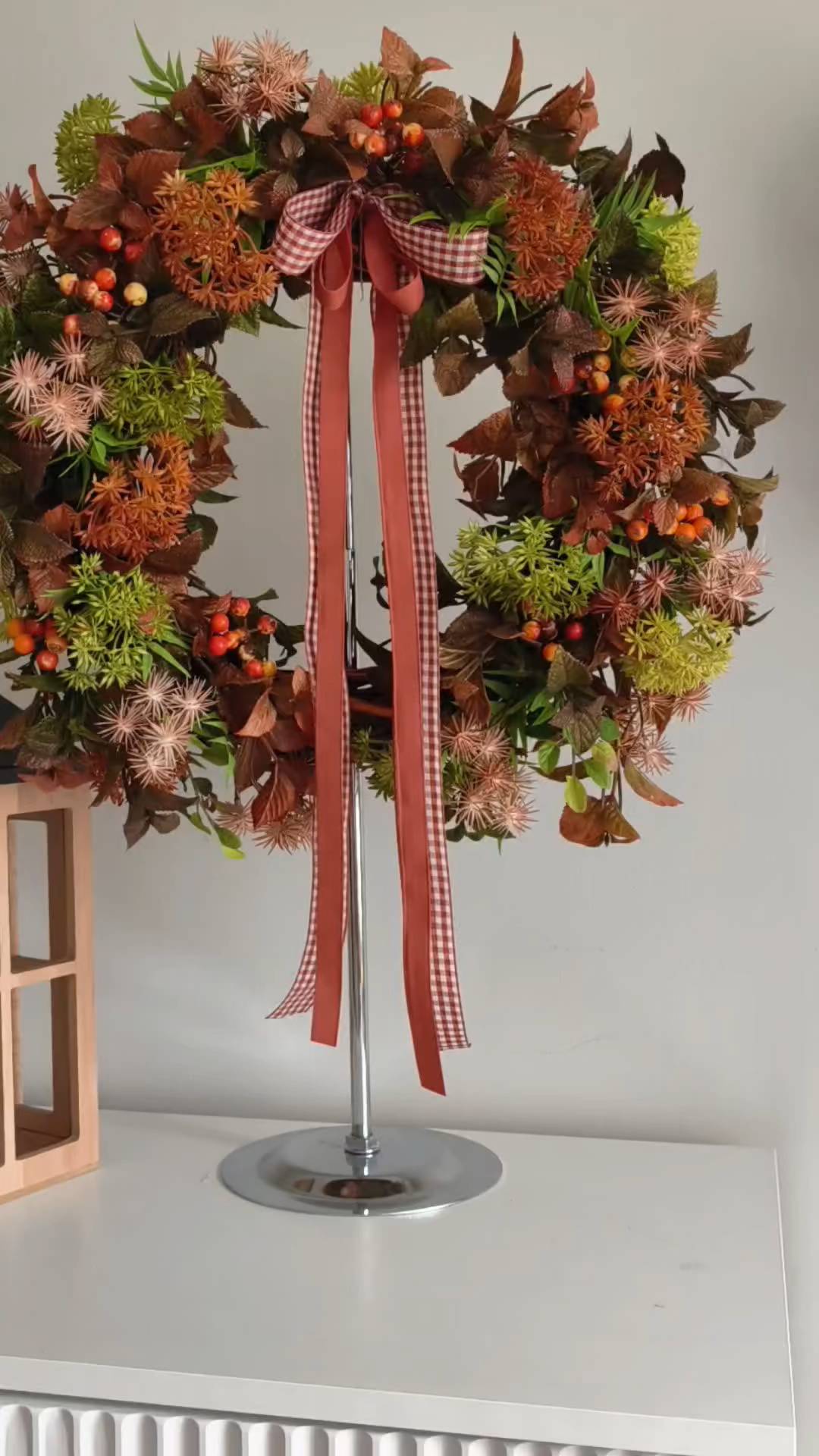 NOWOŚĆ 🤎💚
Jesienny wianek w przepięknych, ciepłych komorach ziemi.

❇️ Wianek dostępny od ręki 
❇️ Średnica ok. 35cm
❇️ Cena 199zł
❇️ Wysyłka do paczkomatu 15zł lub kurierem 19zł 

#jesieniara #jesiennywianek #bohodekoracje #wianekboho #dekoracjedomu