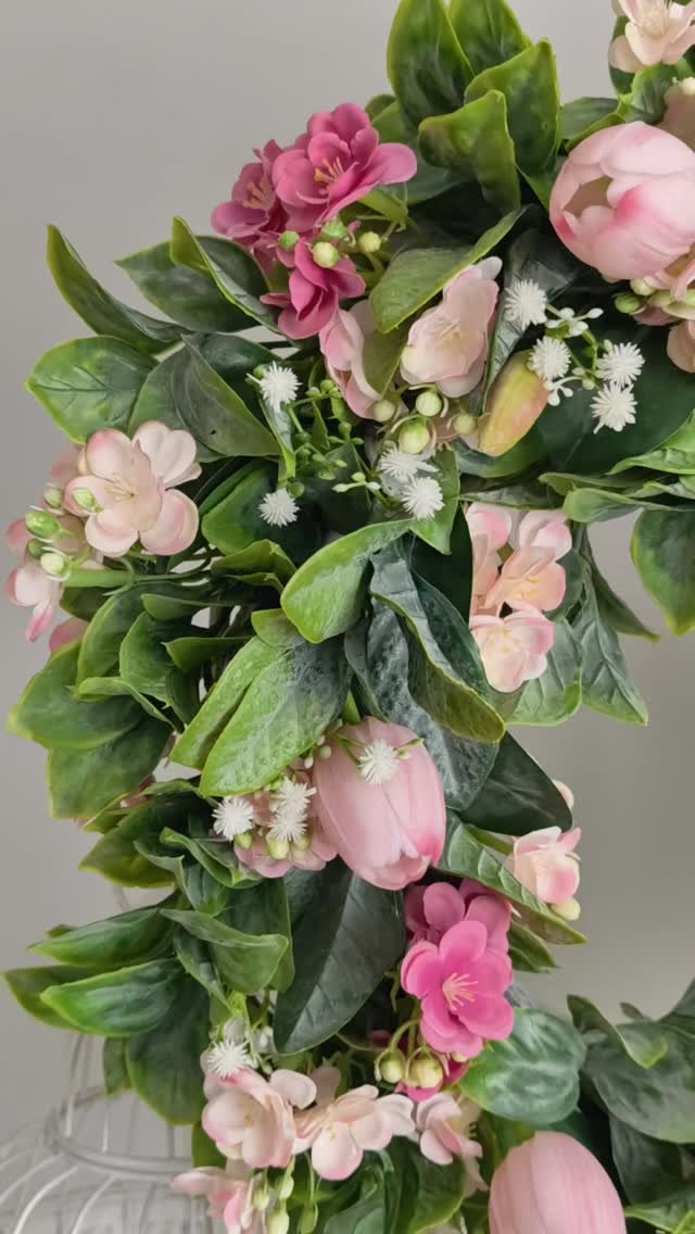 Detale 🌿🌸
Tulipany, kwiaty jabłoni i wiśni oraz biała gipsówka, a to wszystko w otoczeniu pięknych zielonych listków i gałązek.

❇️ Średnica wianka ok. 50cm
❇️ Cena 269zł
❇️ Wysyłka kurierem 19zł 

#wianeknadrzwi #dodatkidodomu #dlakobiet #dekoracjedomu #ozdobadomu