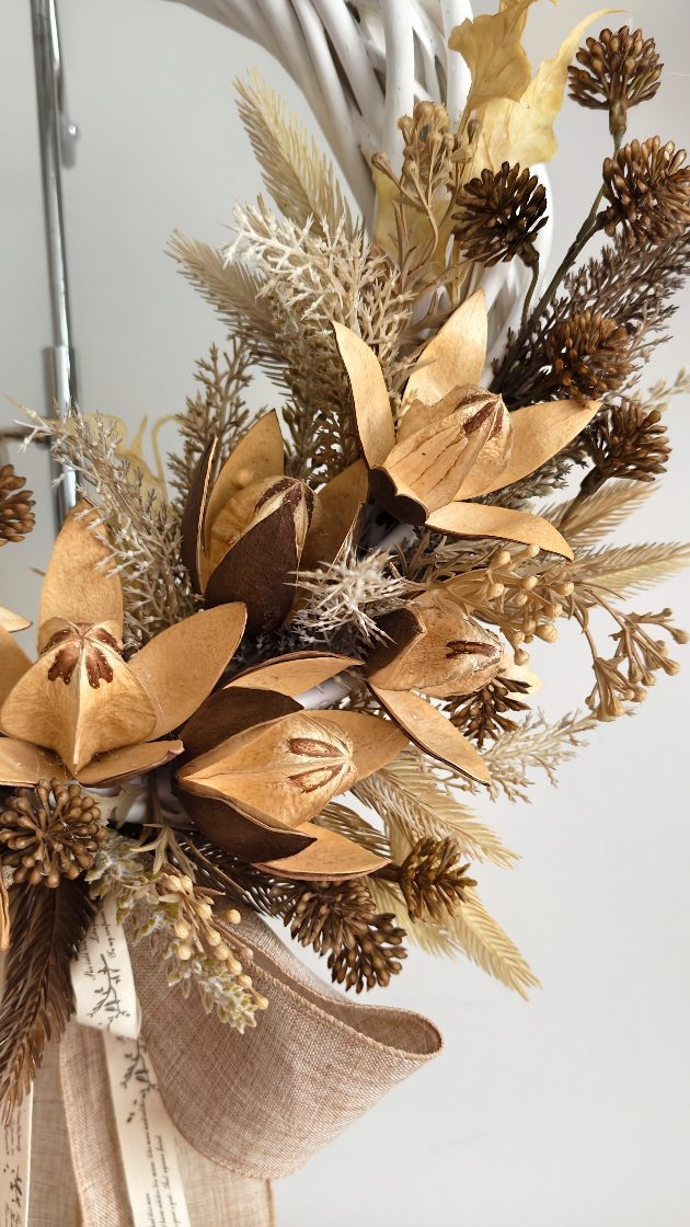 Detale 🤍🤎
Susz egzotyczny przypominający kwiaty lotosu, otoczony sztucznymi gałązkami, które wyglądają równie naturalnie.

❇️ Średnica ok. 35cm
❇️ Cena 179zł
❇️ Wysyłka do paczkomatu 15zł lub kurierem 19zł 

#wianki #bohodekoracje #stylboho #wianeknadrzwi #dodatkidodomu