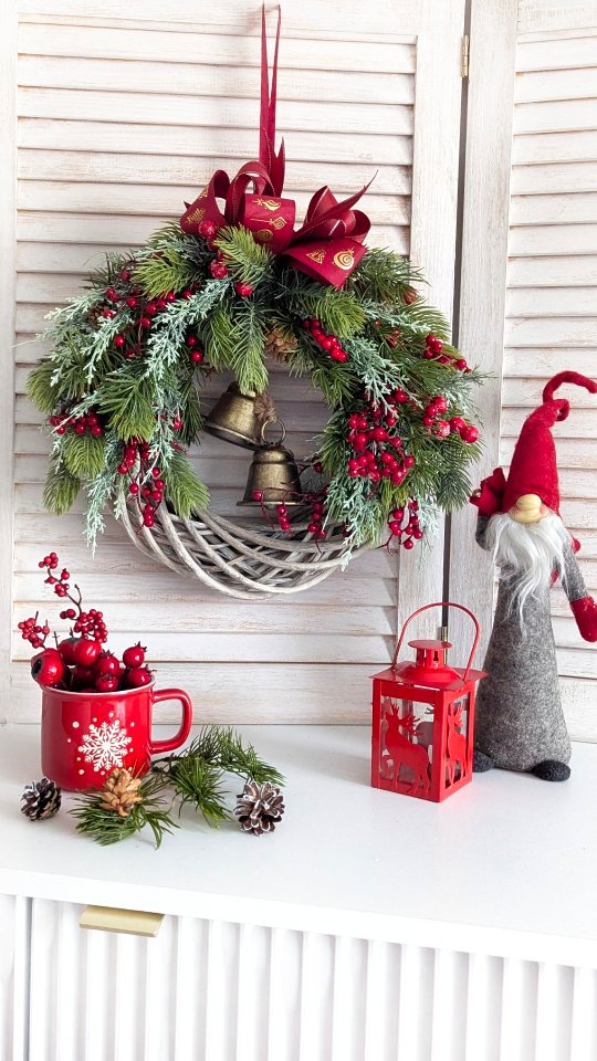 Dziś prezentuję wianek świąteczny, który w zeszłym roku najbardziej Wam się podobał - to ten wzór był najczęściej przez Was zamawiany ❤️
W tym sezonie również możecie go zamawiać:

🌲 Średnica ok. 35cm
🌲 Cena 189zł
🌲 Wysyłka do paczkomatu lub kurierem 

#wianki #wianeknadrzwi #dekoracjedomu #dodatkidodomu #wystrojwnetrz #wreaths #swiatecznedekoracje #swiatecznyklimat #swiatecznywianek #swiatecznyklimat #wianekświąteczny #wiankiświąteczne #christmaswreath #bożenarodzenie