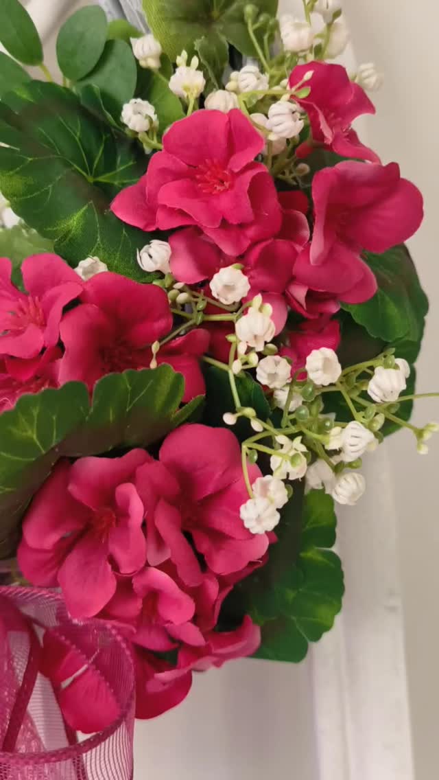 Detale 🌸 
Pelargonie w kolorze ciemnego, głębokiego różu, zbliżonego do fuksji. Przełamane delikatnymi białymi kwiatuszkami bakopy.

❇️ Wianek dostępny od ręki 
❇️ Średnica ok 35cm 
❇️ Cena 179zł
❇️ Wysyłka do paczkomatu 15zł lub kurierem 19zł 

#wianki #wianeknadrzwi #dekoracjedomu #dodatkidodomu #pelargonie