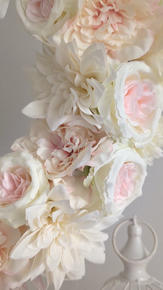 Detale...
Obfitość kwiatów w jasnych pastelowych kolorach 🤍🩷🤍

❇️ Średnica ok 35cm 
❇️ Cena 199zł

#pastelove #shabbystyl #wianeknadrzwi #wianki #WiankiNaDrzwi