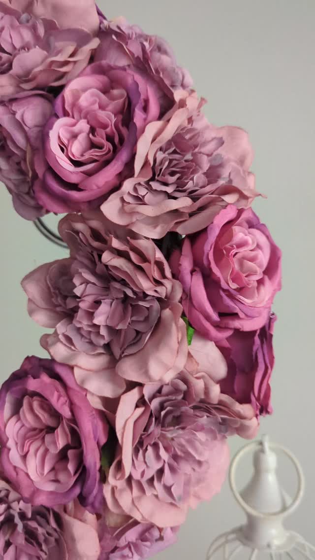 Detale 🌸
Wianek wykonany z kilku rodzajów kwiatów, w różnych odcieniach intensywnego różu 🌸 

#wianeknadrzwi #wianki #dodatkidodomu #rozowedodatki #wystrojwnetrz