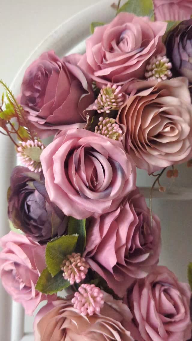 Detale 🌸 
Różowe róże, dużo róż i różu 🌸

❇️ Średnica ok 35cm 
❇️ Cena 199zł
❇️ Wysyłka do paczkomatu 15zł lub kurierem 19zł 

#rozowedodatki #wianeknadrzwi #wianki #wiosennedekoracje #ozdobadomu