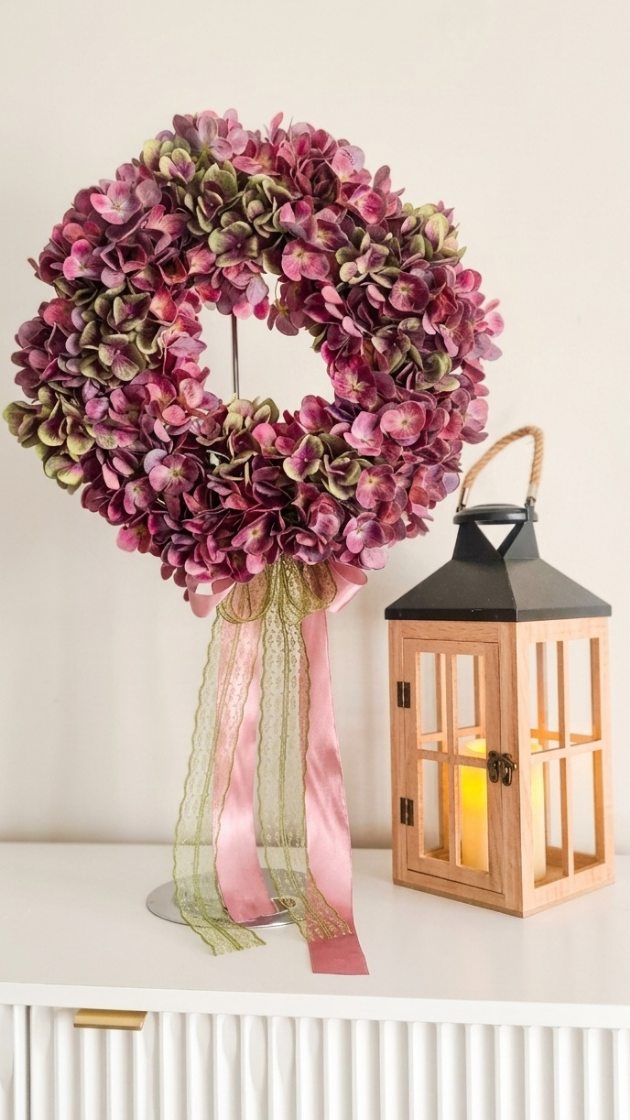 Drzwi to wizytówka Twojego domu. Wyobraź sobie, że codziennie wita Cię widok Twoich drzwi z takim wiankiem... Wianek z hortensji to klasyka, która nigdy nie wychodzi z mody. Odporny, elegancki i absolutnie wyjątkowy. 
Chcesz, by ozdobił Twoje wejście? Napisz w wiadomości prywatnej! 📩

❇️ Średnica ok. 35cm
❇️ Cena 199zł
❇️ Wysyłka do paczkomatu 15zł lub kurierem 19zł 

​#wianeknadrzwi #dekoracjadrzwi #eleganckidom #wianki
#hortensja