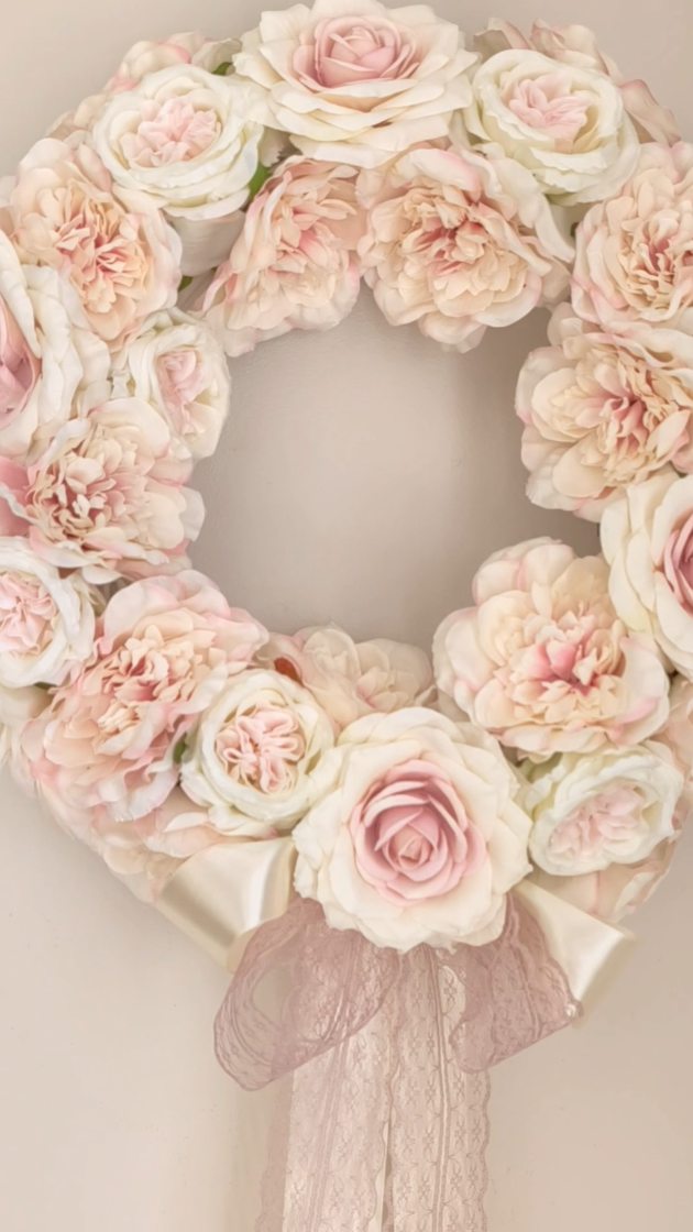 Detale 🤍🌸
Piękny wianek pastelowy w stylu shabby, bardzo romantyczny i subtelny 

❇️ Średnica wianka ok 35cm 
❇️ Cena 199zł
❇️ Wysyłka do paczkomatu 15zł lub kurierem 19zł 

#wianeknadrzwi #shabbystyle #wianki #dekoracjedomu #wystrojwnetrz