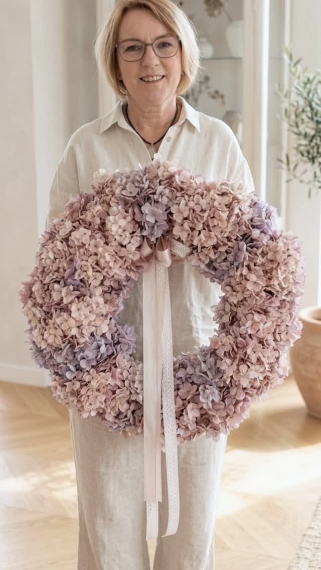 Wianek wyjątkowy: elegancki i pokaźny, wykonany z przepięknych hortensji jakości premium. I te kolory... są naprawdę niesamowite 🤍🌸🤍

▪️Wianek dostępny od ręki 
▪️Średnica ok. 55cm
▪️Cena 279zł
▪️Wysyłka kurierem 19zł 

#hortensja #wianek #wianki #wianeknadrzwi #dekoracjedomu
