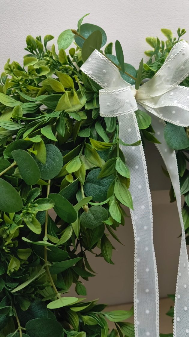 Detale 💚 
Zielony wianek całoroczny ze sztucznych roślin.
Kilka rodzajów gałązek ale główne skrzypce gra tutaj eukaliptus 

#wianki #wianeknadrzwi #dekoracjedomu #wystrojwnetrz #wiosennywianek