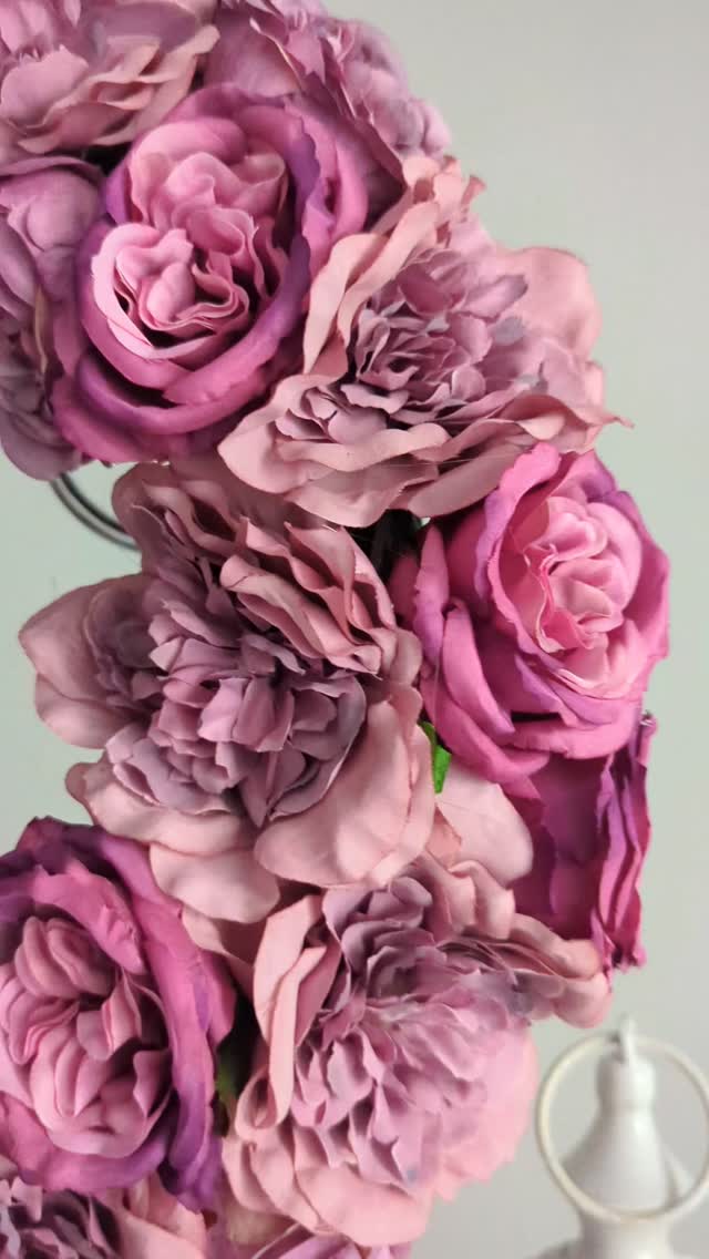 Ten wianek w intensywnym różu jest idealną dekoracją na sezon letni - piękne będzie prezentował się na drzwiach czy na ścianie 🌸

❇️ Średnica ok. 35cm
❇️ Cena 199zł
❇️ Wysyłka do paczkomatu 15zł lub kurierem 19zł 

#rozowedodatki #wianki #wianeknadrzwi #dekoracjedomu #wystrojwnetrz