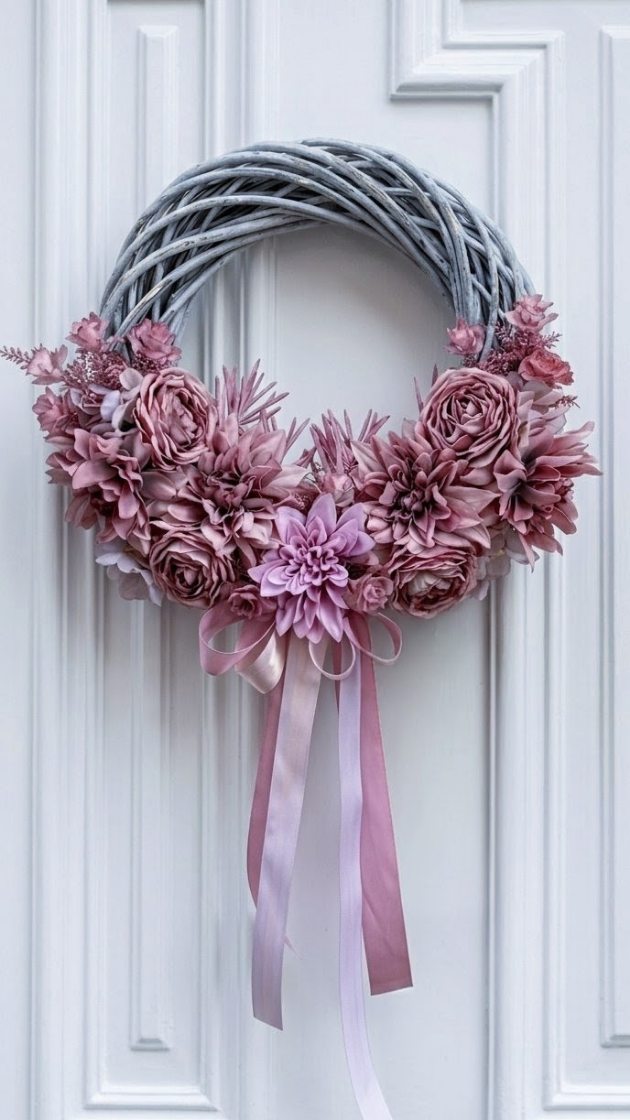 Dziś wianek w zgaszonych odcieniach fioletu, lekko wpadający w brudny róż - piękna kolorystyka, trudna do uchwycenia na zdjęciu.

❇️ Średnica ok 35-40cm 
❇️ Cena 189zł
❇️ Wysyłka do paczkomatu 15zł lub kurierem 19zł 

#fioletowedodatki #wianki #wianeknadrzwi #dekoracjedomu #dodatkidodomu