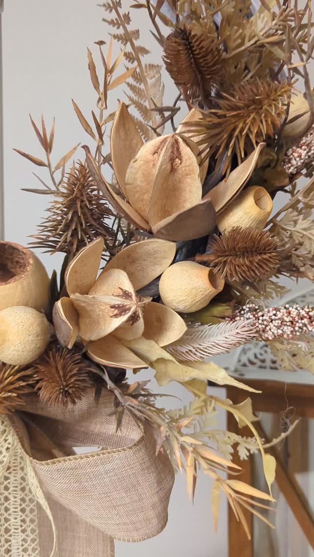 Detale...
Ten wianek boho zawiera naturalny susz egzotyczny w połączeniu ze sztucznymi dodatkami.

❇️ Średnica ok 35cm 
❇️ Cena 179zł
❇️ Wysyłka do paczkomatu 15zł lub kurierem 19zł 

#bohownętrza #dekoracjeboho #wianekboho #wianeknadrzwi #wianki