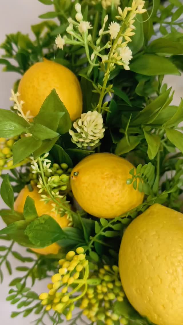 Detale 🍋💛🍋
Nawet z bliska te cytryny wyglądają jak świeże, soczyste owoce 🍋

❇️ Średnica wianka ok 35cm 
❇️ Cena 189zł
❇️ Wysyłka do paczkomatu 15zł lub kurierem 19zł 

#wianeknadrzwi #wianki #cytryna #dekoracjewnętrz #dodatkidodomu