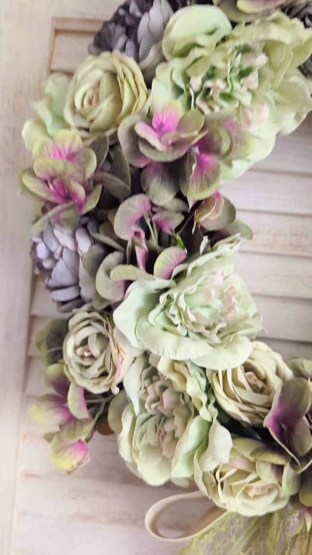 Detale...
Same kwiaty: piwonie, hortensje, róże... w nietuzinkowych kolorach, lekko nostalgiczne...

▪️ Wianek dostępny od ręki 
▪️ Średnica ok. 35cm
▪️ Cena 169zł
▪️ Wysyłka kurierem lub do paczkomatu 

#wianki #wianeknadrzwi #dodatkidodomu #wystrojwnetrz #kränze #prezentdlaniej #aranżacjadomu #wystrojwnętrz #DekoracjaWnętrz #zielonedodatki #sztucznekwiaty #ozdobykwiatowe #ozdobaścienna