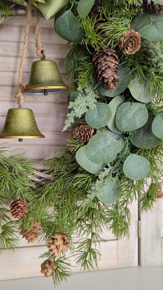 Detale...
Ten świąteczny wianek tworzą głównie gałązki sosny, eukaliptusa i Tui oraz szyszki naturalne: duże i małe, a wisienką na torcie są dźwięczne dzwonki 🌲 

❇️ Wianek świąteczny dostępny od ręki 
❇️ Średnica ok. 40cm
❇️ Cena 199zł
❇️ Wysyłka kurierem lub do paczkomatu 

#swiatecznyklimat #swiatecznedekoracje #swiatecznywianek #christmaswreath #weinachtskranz #weinachtsdeko #dekoracjeswiateczne #ozdobyświąteczne #bożenarodzenie #wianekswiateczny #wiankiświąteczne