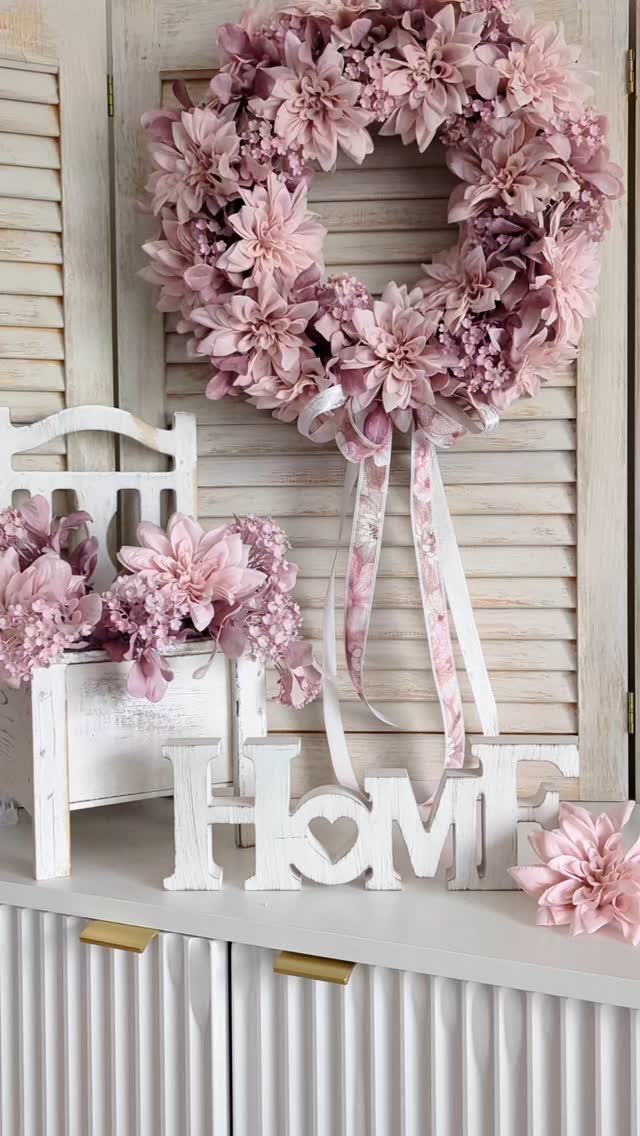 NOWOŚĆ 💥 
Absolutnie obłędny odcień różu - czy wy to widzicie? 🌸
Ja jestem nim naprawdę oszołomiona, wygląda zjawiskowo 🩷

🌸 Wianek dostępny od ręki!
🌸 Średnica ok. 35cm
🌸 Cena 189zł

📩 Jeśli chcesz aby ten wianek był Twój - napisz do mnie bo jeszcze nie zdążyłam wystawić oferty w sklepie 📩

wianek na drzwi ▪️ wianki letnie i wiosenne ▪️ aranżacja wnętrz ▪️ różowe dodatki ▪️ wreath 

#wianki #dekoracjedomu #dodatkidodomu #wianeknadrzwi #wystrojwnetrz #wreaths #prezentdlamamy #dlakobiet #rozowedodatki #RomantycznyStyl #wiosennywianek #wianekletni🌺 #pinkflowers🌸 #pinkwreath #kränze #kranz