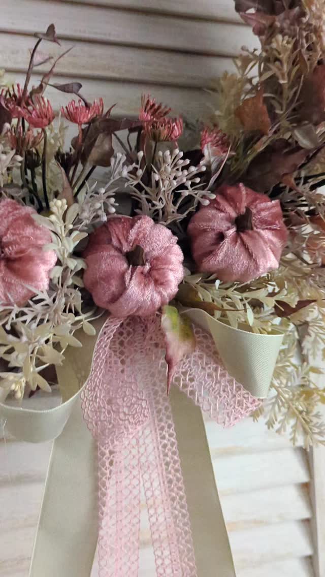 Detale...
Główne skrzypce grają welurowe różowe dynie, do nich dobrałam gałązki w różnych odcieniach beżu i kremu oraz drobne różowe kwiatuszki.

#wianki #wianeknadrzwi #dekoracjedomu #dodatkidodomu #wystrojwnetrz #wreaths #kränze #dlakobiet #prezentdlaniej #autumnwreath #jesiennedekoracje #jesiennywianek #jesieniara🍁 #kränze #rozowedynie #rozowywianek #dynie🎃 #dyniowelove #wianekzdyniami