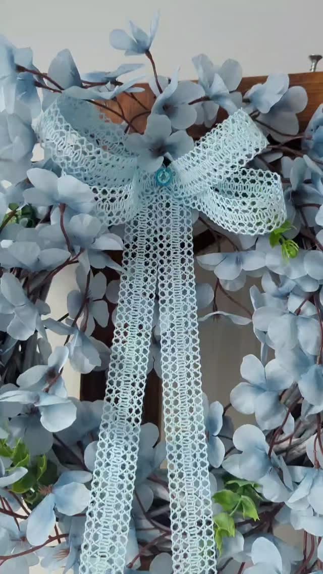 Blue 🩵
Niebieski to chyba jedyny kolor który jednocześnie jest zimowy, wiosenny i nawet letni, dlatego gdy powiesisz na drzwiach taki wianek to może sobie wisieć spokojnie przez trzy pory roku 🙂
A twoim zdaniem jest jeszcze jakiś aż tak uniwersalny kolor?
Napisz w komentarzu ⬇️

#wianki #niebieskiedodatki #wianeknadrzwi #dekoracjedomu #wiosennedekoracje