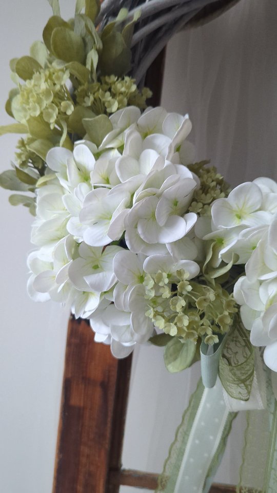 Hortensje z bliska ❇️
Te kwiaty wyglądają naprawdę realistyczne 

❇️ Średnica ok 40cm
❇️ Cena 189zł

#hortensje #wianki #wianeknadrzwi #dekoracjedomu #wiosennedekoracje