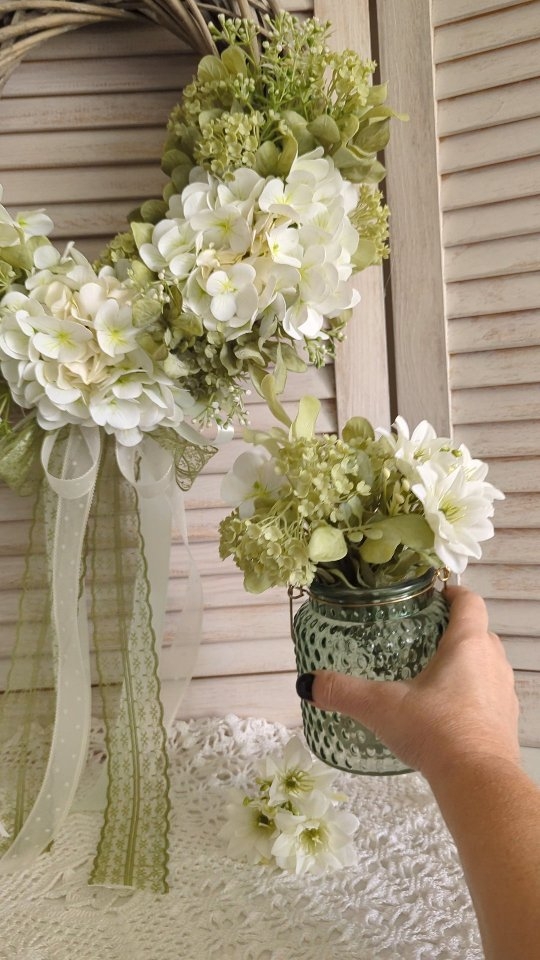 Evergreen Elegance 🤍💚
Kocham ten wianek za jego naturalność i delikatność.
Jeśli chcesz zamówić taki wianek z hortensjami - wejdź do sklepu on-line lub na Allegro (linki w bio) albo po prostu napisz do mnie 📩 

#hortensjowelove #hortensje #hydrangeas #WianekNaDrzwi #wianki #letniwystrój #letniwianek #zielonedodatki #ZielonaElegancja #wianekletni🌺 #wreaths #kränze #mojewnętrza #prezentdlaniej #dlakobiety #nowydom