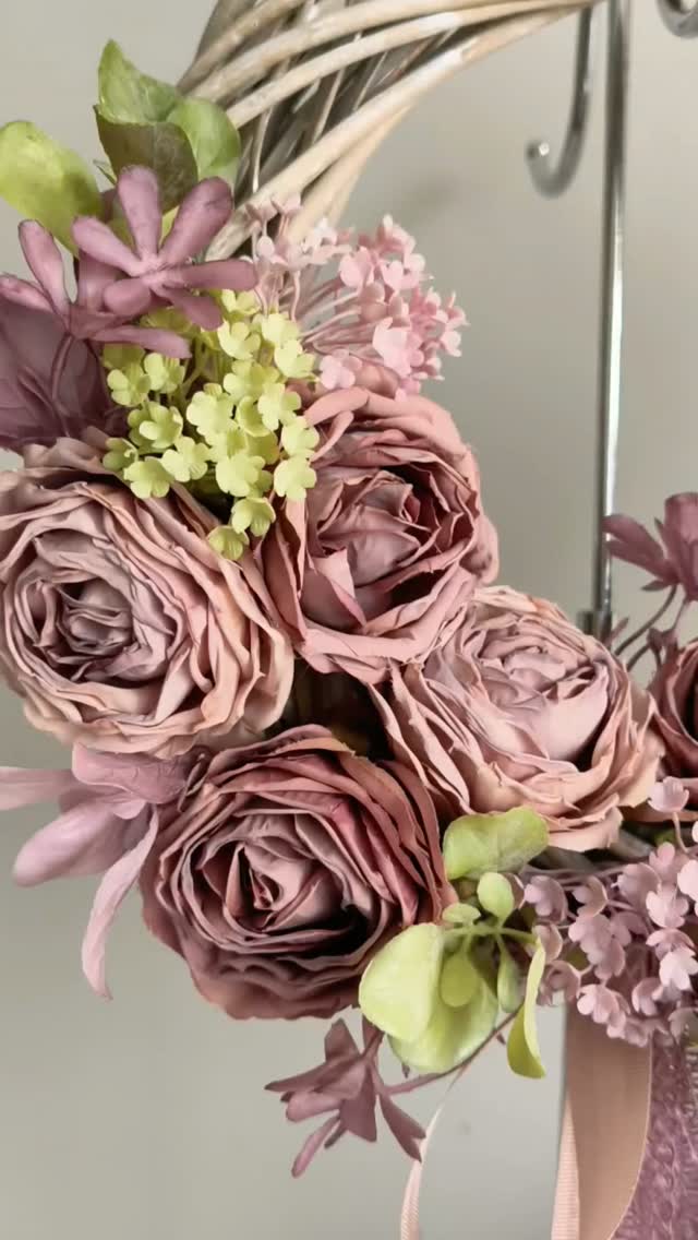 Róże w stylu vintage, w kolorze pięknie zgaszonego różu, z odrobiną zieleni 💚🩷

❇️ Średnica ok. 35cm
❇️ Cena 179zł
❇️ Wysyłka do paczkomatu 15zł lub kurierem 19zł 

#vintagedecorations #wianki #prezentdlaniej #dekoracjedomu #jesiennywianek