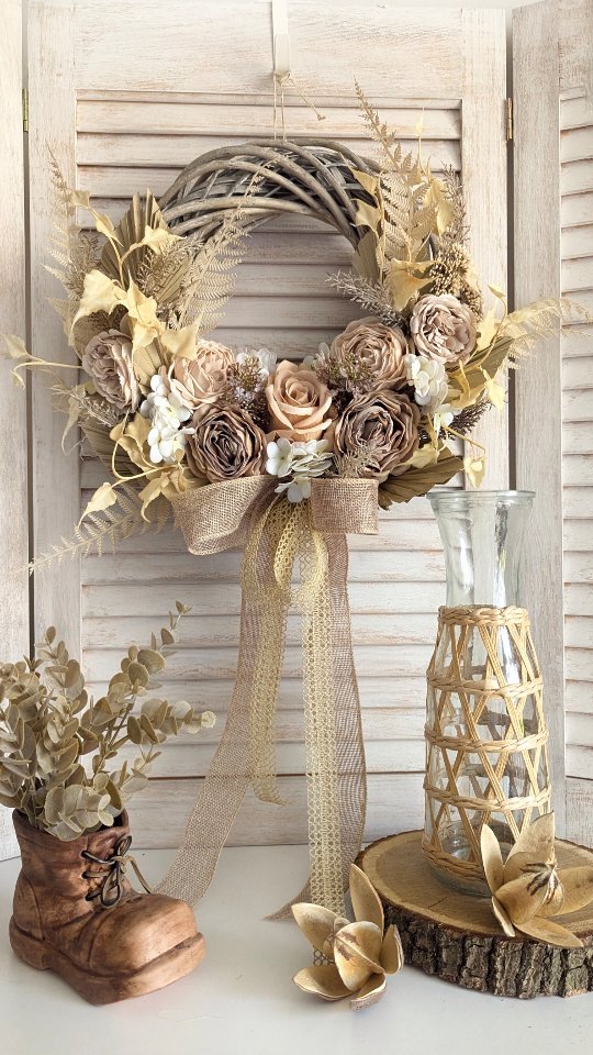 U mnie nadal króluje Boho 🤎
Kwiaty, które widzicie są sztuczne, pomimo że wyglądają totalnie jak naturalne, zasuszone.
Jeśli lubisz styl Boho, to polecam 🙂 

❇️ Średnica ok. 35cm
❇️ Cena 189zł

🚛 Wysyłam do paczkomatu lub kurierem 
📩 Zamówienie możesz złożyć przez DM, sklep online lub Allegro (linki w bio)

#wianki #dekoracjedomu #wianeknadrzwi #dodatkidodomu #wystrojwnetrz #wreaths #kränze #boholove #bohostyle #wianekboho #stylboho #dodatkiboho #dodatkidownętrz #kranz #aranżacjadomu