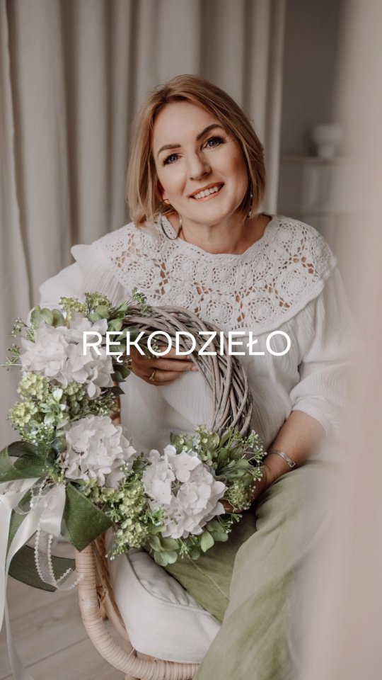 Wianki tworzone ręcznie mają duszę.
To coś więcej niż dekoracja — to kawałek serca, które w nie wkładam w procesie tworzenia ❤️
Przygotowując wianek dla Ciebie zatrzymuję się na chwilę i całą swoją uwagę przenoszę na te piękne kwiaty, z których powoli, gałązka po gałązce powstaje wyjątkowa dekoracja do domu.

Chciałabyś, żebym stworzyła taką ozdobę na drzwi Twojego domu lub na ścianę w. salonie?

📩 Napisz do mnie, przyjmuję zamówienia w wiadomości prywatnej. Możesz też złożyć zamówienie przez sklep online lub Allegro (linki w bio)

Zdjęcia z sesji u @annasikoraphotography

#wianki #dekoracjedomu #wianeknadrzwi #hortensjowelove #hortensja #ozdobykwiatowe #DekoracjaDoDomu #DekoracjaWnętrz #wreaths #wreathmaking #mojapasja #rekodzieło #Rękodzieło #handmadedecor #kränze #kranz