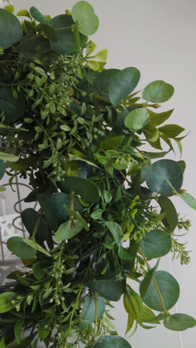 Detale...❇️
Wianek stworzony z różnych zielonych gałązek, wśród których wybijają się drobne listki eukaliptusa 

❇️ Średnica wianka ok 35cm 
❇️ Cena 199zł
❇️ Wysyłka do paczkomatu 15zł lub kurierem 19zł 
❇️ Kolor wstążki dowolny jaki zechcesz 

#wianki #wianeknadrzwi #dekoracjedomu #wiosennedekoracje #wiosennywianek