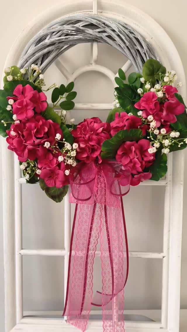 NOWOŚĆ 🌸
Wianek z pelargonii to rzadkość, dlatego gdy zobaczyłam te kwiaty, które wyglądają dokładnie tak samo jak te, które mamy w doniczkach, od razu pomyślałam że muszę zrobić taki wianek.
Dodałam dla kontrastu trochę drobnych kwiatuszków, podobnych trochę do bakopy, którą często sadzi się razem w kompozycji z pelargoniami.
No i co myślicie, pięknie wyszło, prawda?

❇️ Wianek dostępny od ręki 
❇️ Średnica ok 35cm 
❇️ Cena 179zł
❇️ Wysyłka do paczkomatu 15zł lub kurierem 19zł 

#pelargonie #wianek #wianki #wianeknadrzwi #ogrodowekwiaty