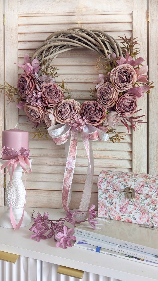 Vintage Roses - tak nazwałam ten wianek, bo te róże kojarzą mi się właśnie z takim stylem.
Swoją drogą wyglądają jak naturalne, zasuszone kwiaty 🌸

❇️ Wianek na drzwi, na ścianę, do salonu, na taras - wszędzie będzie wyglądał obłędnie 
❇️ Średnica ok. 35cm
❇️ Cena 179zł

#rozowywianek #wianekzkwiatów #pinkwreath #handcraftedwreath #prezentdlaniej #pinkhomedecor #recznierobione #shabbylovers #giftideasforher #kranzselbstgemacht #dekoracjaręczna #türdekoidee #kranzdesign #interiorstyleinspo #dlakobiety #wreathinspo #pinkdetailsdecor #blumendekoidee #dekoliebe #wreathdecor
#vintagedeco #vintagestyle