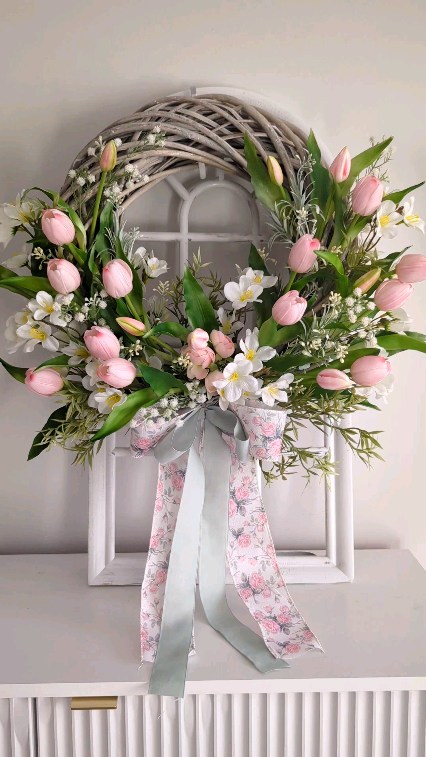 Ten wianek wykonałam na specjalne zamówienie i przyznam, że efekt końcowy przerósł moje wyobrażenia 🩷
Wykorzystałam tu silikonowe tulipany, których jakość jest naprawdę premium - zresztą sami zobaczcie jak naturalnie wyglądają - trudno dostrzec, że nie są żywe 🌷🌷🌷
Wianek ten miał pokaźny rozmiar ponad 50cm, co potęguje jego okazałość 🌷

#wianki #wiosennedekoracje #wiosennywianek #dekoracjewiosenne #ozdobadomu