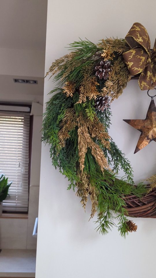 Rustykalny wianek świąteczny, pokaźnych rozmiarów, bo prawie 60cm.
Głęboka zieleń i stare zardzewiałe złoto - dla prawdziwych miłośników stylu rustykalnego i Vintage.

▪️ Wianek dostępny od ręki
▪️ Średnica 55-60cm
▪️ Cena 259zł
▪️ wysyłka kurierem 19zł 

Zamów dziś, a już we wtorek będzie u Ciebie 🌲

#wiankiświąteczne #swiatecznedekoracje #wianekswiateczny