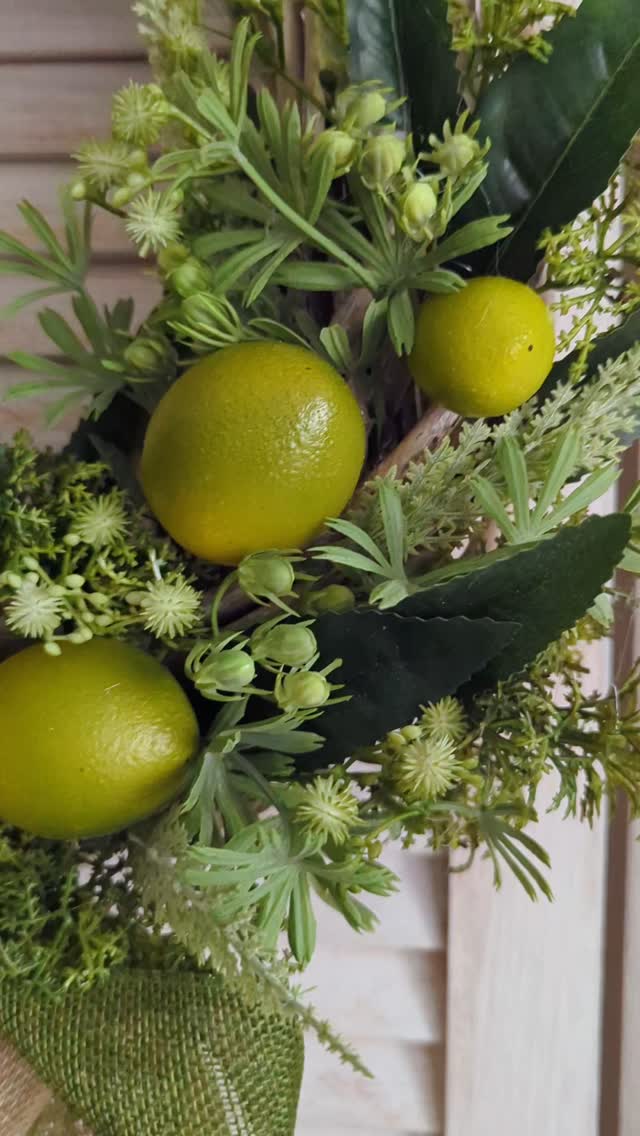 Jak patrzę na ten wianek to wręcz czuję zapach świeżych limonek - wyglądają tak naturalnie 🍋‍🟩🍋

🍋‍🟩 Średnica wianka ok. 30-35cm
🍋‍🟩 Cena 179zł

Czy ktoś rzuci mi wyzwanie i zamówi wianek z innymi owocami? 😁
🍓 Truskawki 
🍊 Pomarańcze 
🍑 Brzoskwinie 
🍇 Winogrona 

A może wymyślicie coś jeszcze bardziej nietypowego? 😁

Napisz do mnie - realizuję zamówienia indywidualne z wielką przyjemnością ❤️

#wianki #dekoracjedomu #wianeknadrzwi #dodatkidodomu #wystrojwnetrz #wreaths #kränze #limonka #limonki #cytrynowe #lemons🍋 #kranz #zielonedodatki #wystrojrestauracji #DekoracjaWnętrz
#sztuczneowoce #owocowelove #letniwianek