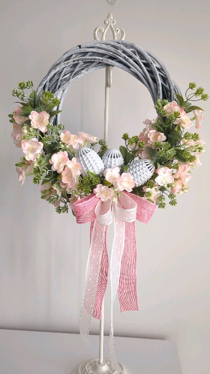 Wielkanoc - propozycja nr 3 🐣
Kto pamięta e jakim kolorze był pierwszy wianek wielkanocny, który prezentowałam w zeszłym tygodniu?
Ten to jakby jego bliźniak w innym kolorze 🙂
Ciekawa jestem który z tych dwóch wzorów bardziej się wam spodoba...

❇️ Wianek wielkanocny dostępny od ręki 
❇️ Średnica wianka ok. 35cm
❇️ Cena 179zł
❇️ Wysyłka do paczkomatu 15zł lub kurierem 19zł 

#wianki #wielkanocnedekoracje🌸 #wianekwielkanocny #wianeknadrzwi