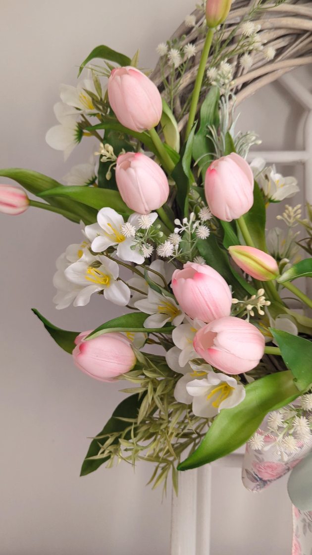 Detale 🌷
Spójrzcie z bliska na te tulipany - one serio wyglądają jak żywe 🌷
Ten wianek jest pokaźnych rozmiarów, ma aż 55cm ale jednocześnie jest tak subtelny i delikatny 🌷

#wiosennedodatki #wiosennywianek #wianki #wianekwiosenny #dekoracjewiosenne