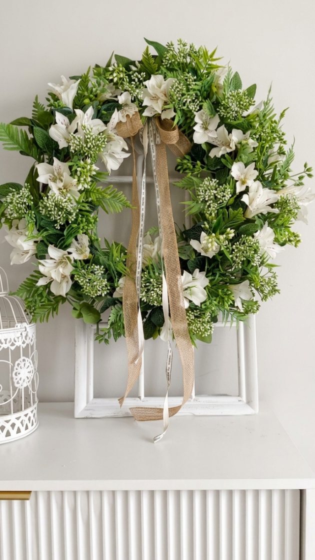 Wianek zielony z białymi kwiatami - piękna, trwała i całoroczna ozdoba do Twojego domu.
A może dekoracja na przyjęcie komunijne lub weselne?

❇️ Wianek dostępny od ręki 
❇️ Średnica ok. 50cm
❇️ Cena 259zł

#wianki #wianeknadrzwi #dekoracjedomu #ozdobadomu #dekoracjekomunijne