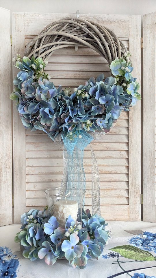 Hortensjowy Poranek - dziś w kolorze pięknego błękitu 🩵💙
Kolejne zamówienie na zestaw wianków w hortensjami zrealizowane:
🩵 wianek na ścianę lub drzwi: średnica ok. 35cm - cena 160zł
🩵 Mały wianuszek na stół lub komodę: średnica ok. 15-20cm - cena 89zł
💙 Zestaw dwóch wianków 229zł💙

Zamówienie możesz złożyć przez sklep online, Allegro (z wysyłka Smart) lub przez DM 📩
Zapraszam 🙂 

Malutki wianek pięknie łączy się z ozdobną świecą w szkle:
Świeca sojowa od @rilassanti_candles
Szklany wazon z @pepcopl

#wianki #hortensjowelove #hortensje #hortensja #hydrangeas #niebieskiekwiaty #niebieskiedodatki #wreaths #wreathmaking #mojdommojemiejsce #nowydom #dekoracjedomu #wianeknadrzwi #dodatkidodomu #wystrojwnetrz #prezentdlamamy #kränze #dlakobiet #DekoracjaWnętrz #wystrojwnętrz