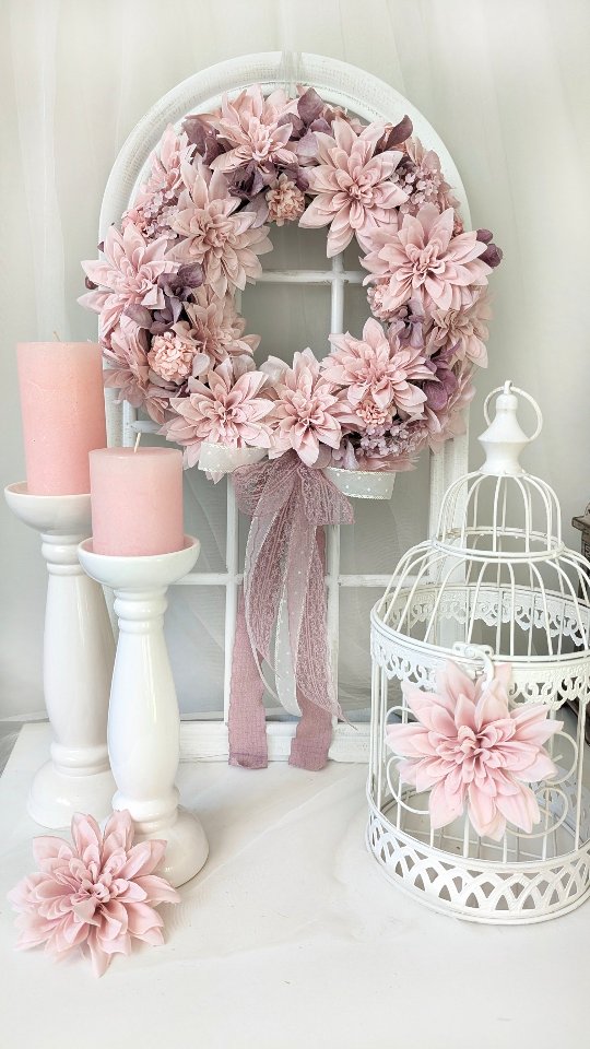 Dziś lekko, zwiewnie i pastelowo 🩷

🌸 Wianek dostępny na zamówienie 
🌸 Średnica ok. 35cm
🌸 Cena 189zł

Zamówienie możesz złożyć przez sklep online lub Allegro (linki w bio) albo możesz wysłać do mnie DM 📩

Zapraszam 🙂

#wianki #dekoracjedomu #wianeknadrzwi #dodatkidodomu #wystrojwnetrz #wreaths #prezentdlamamy #kränze #dlakobiet #pinkflowers🌸 #pinkdecor #rozowedodatki #pastelowewianki #pastelowedodatki #wianekletni