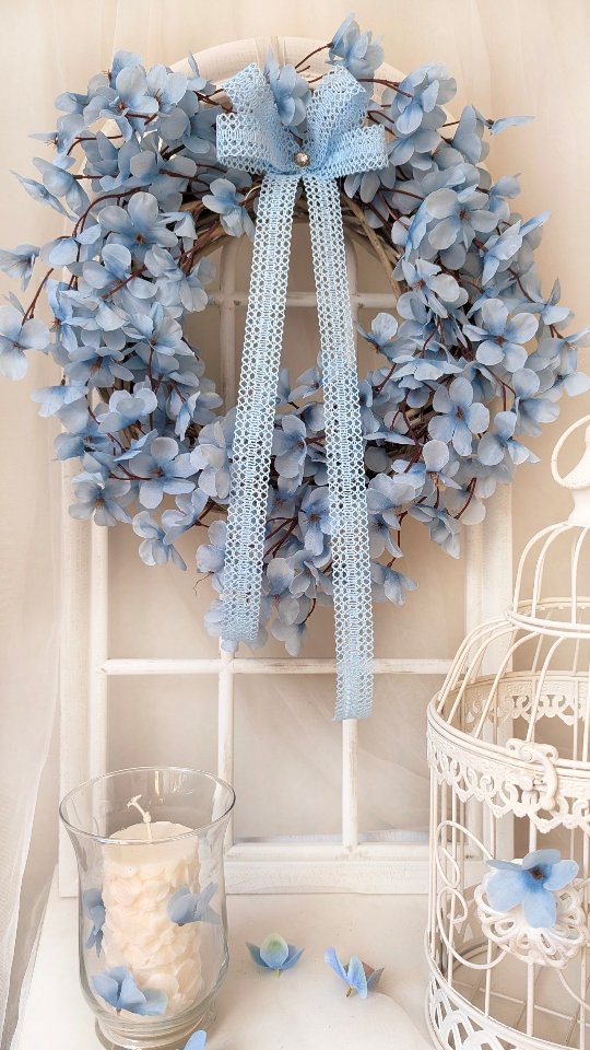 🩵 Blue Serenity 🩵 
Ten wianek cieszy się popularnością nie tylko wiosną - jego delikatność i ponadczasowość sprawia, że pasuje do wielu aranżacji: czy to na drzwi, czy jako ozdoba salonu, sypialni a także do restauracji.

🔹 Średnica ok 40cm w najbardziej wystających punktach 
🔹 Cena 169zł
🔹 Wysyłka do paczkomatu lub kurierem 

#wianki #dekoracjedomu #wianeknadrzwi #dodatkidodomu #wreaths #kränze #dlakobiet #niebieskiekwiaty #niebieskiedodatki #sztucznekwiaty #WianekNaDrzwi #letniwystrój #letniwianek #bluewreath #blumenkranz #pastelowewianki #pastelowedodatki