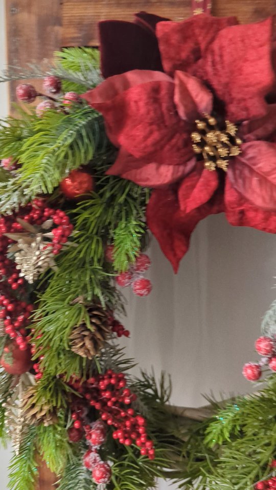 Piękna gwiazda betlejemska to główna ozdoba tego wianka ⭐
...ale nie jedyna 🙂 piękne gałązki jodły oprószone brokatem, gałązki sosny z małymi szyszkami i czerwone kuleczki - to wszystko tworzy bardzo klimatyczny wianek, który może stać się ozdobą Twojego domu.

Zamów już dziś, bo lista zamówień się wydłuża 😉

▪️ Średnica ok 40cm
▪️ Cena 199zł
▪️ Wysyłka kurierem lub do paczkomatu 
▪️ Termin realizacji ok 3-5dni 

#wianki #wianeknadrzwi #dodatkidodomu #dekoracjeswiateczne #ozdobyświąteczne #swiatecznedekoracje #swiatecznyklimat #kränze #wreaths #bożenarodzenie #christmaswreath #weinachtskranz