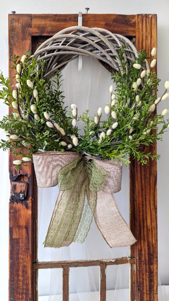 Czasami mniej znaczy więcej dlatego moja druga propozycja Wielkanocna jest minimalistyczna a przy tym bardzo efektowna.
Zielone gałązki i bazie do złudzenia przypominające naturalne, do tego kokarda w kolorze lnu z delikatną zieloną koronką 💚
Kto lubi takie klimaty?

❇️ Wianek dostępny od ręki 
❇️ Średnica ok 35cm 
❇️ Cena 159zł
❇️ Wysyłka do paczkomatu 15zł lub kurierem 19zł 

#wianki #wianeknadrzwi #wielkanocnedekoracje🌸 #wianekwielkanocny #wiosennedekoracje