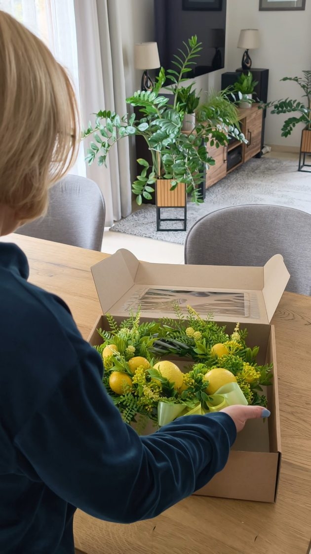 Jeśli chcesz podarować komuś wianek w prezencie to mam dla ciebie kilka propozycji ozdobnych opakowań - jednym z nich jest takie pudełko z okienkiem.
Oczywiście mogę jeszcze zawiązać na nim wstążkę i dodać bilecik z życzeniami od Ciebie. 
Może z okazji Dnia Matki chciałabyś podarować swojej mamie taki piękny prezent?
✉️ Napisz do mnie, ustalimy szczegóły, mogę wysłać wianek bezpośrednio do Twojej mamy w dniu jej święta 

#prezentdlamamy #dzienmatki #pomysłnaprezent #prezentdlakobiety #wianki